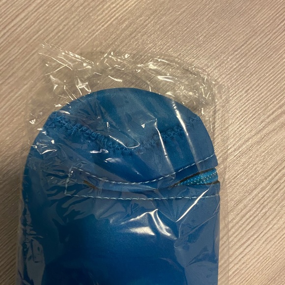 New in packaging - Blue koozie multiple beer can carrier - Picture 2 of 4